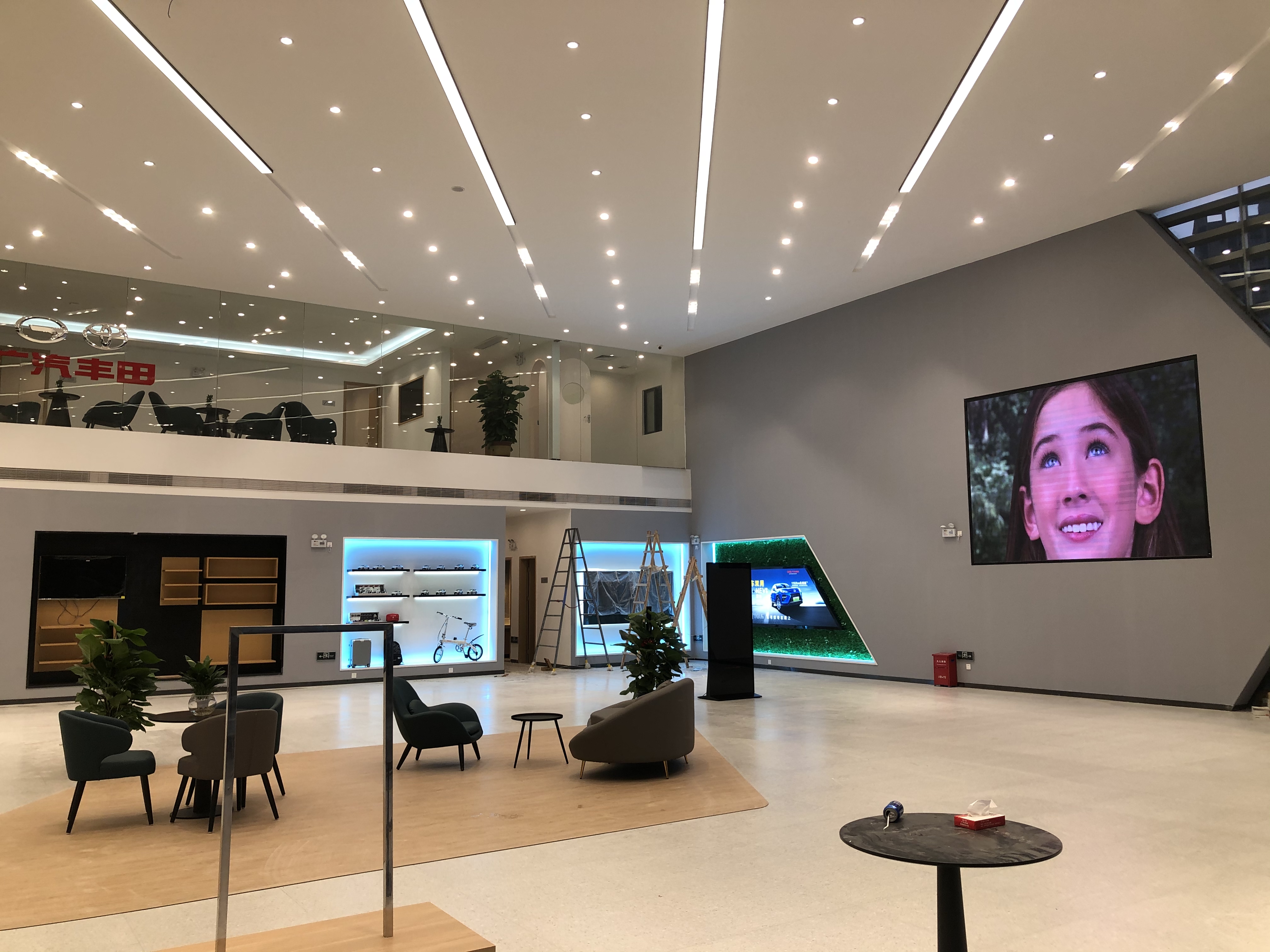 店員瘋狂發(fā)傳單，顧客卻頭也不抬？LED廣告機‘強制吸睛’的5個心機設計”